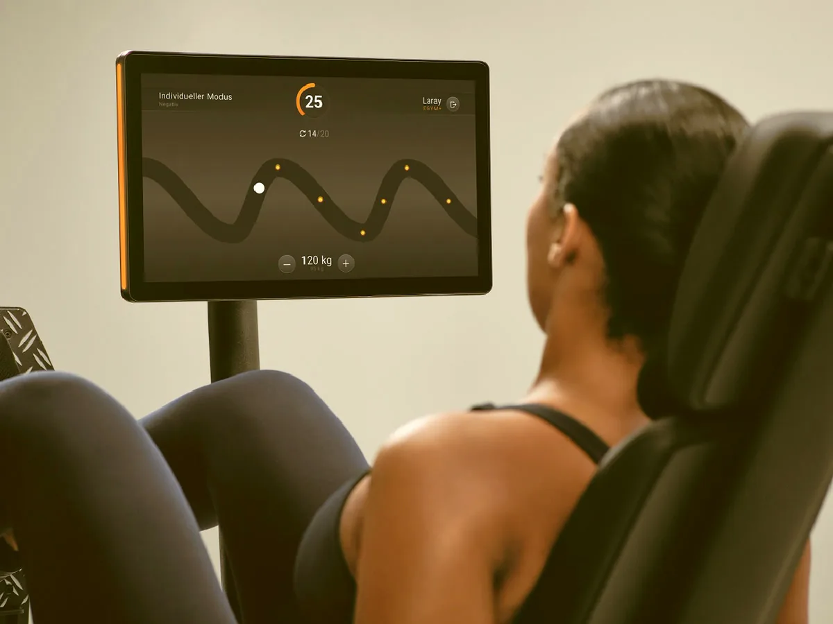 Training an der Beinpresse der EGYM Smart Strength Serie 3 mit Trainingsbildschirm